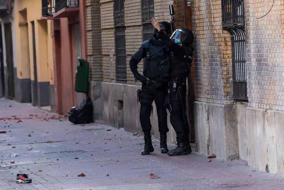 Tres okupas, detenidos por arrojar objetos desde un tejado de la calle Pignatelli