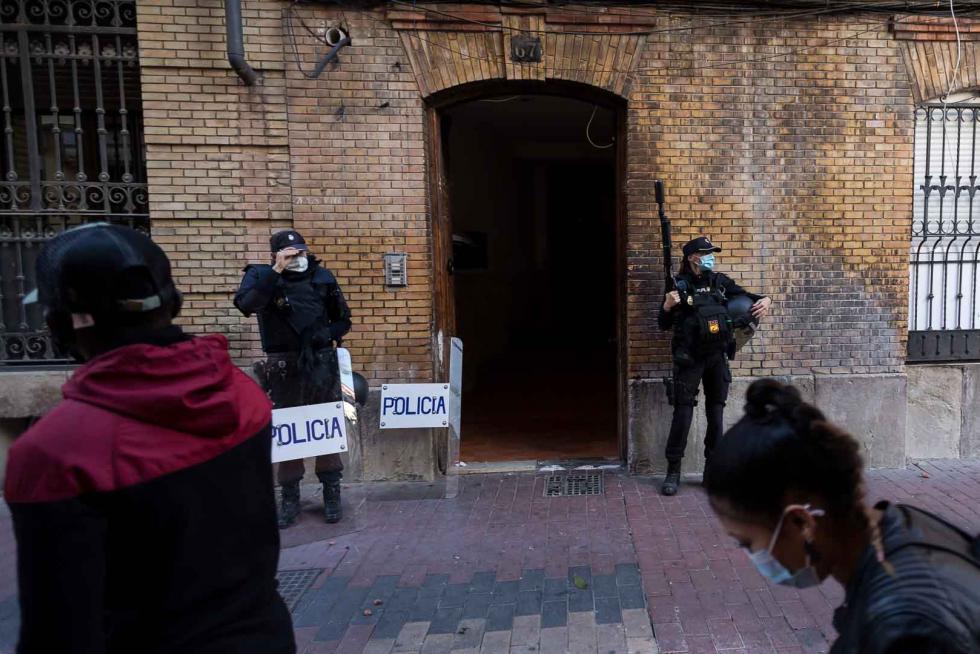 Tres okupas, detenidos por arrojar objetos desde un tejado de la calle Pignatelli