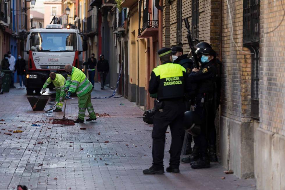 Tres okupas, detenidos por arrojar objetos desde un tejado de la calle Pignatelli