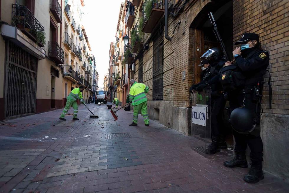 Tres okupas, detenidos por arrojar objetos desde un tejado de la calle Pignatelli