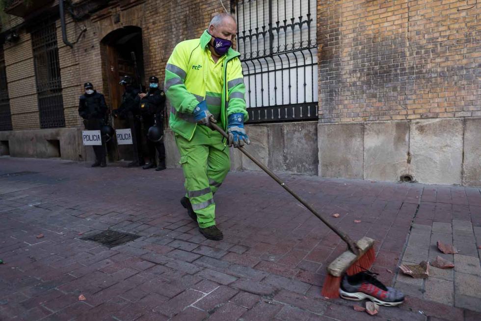 Tres okupas, detenidos por arrojar objetos desde un tejado de la calle Pignatelli