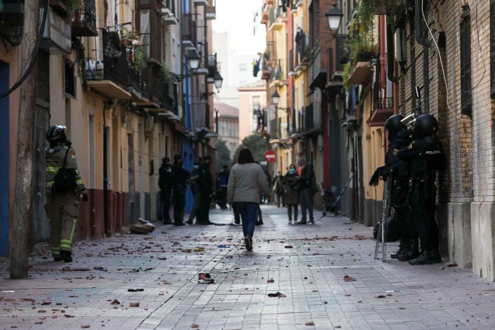 Tres okupas, detenidos por arrojar objetos desde un tejado de la calle Pignatelli