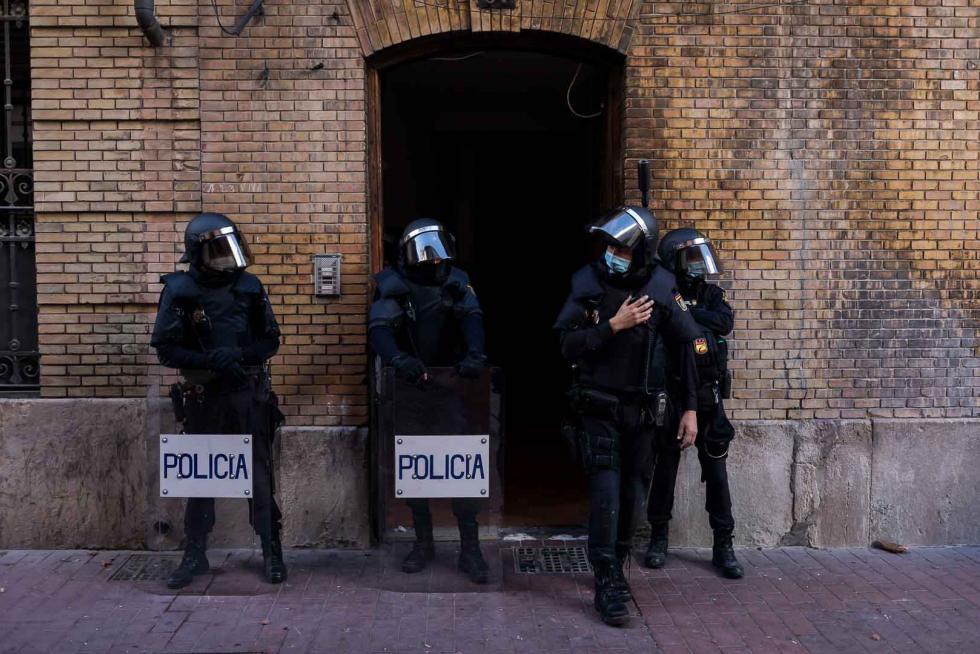 Tres okupas, detenidos por arrojar objetos desde un tejado de la calle Pignatelli
