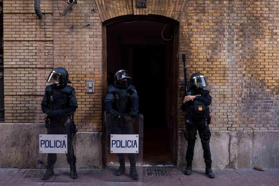 Tres okupas, detenidos por arrojar objetos desde un tejado de la calle Pignatelli