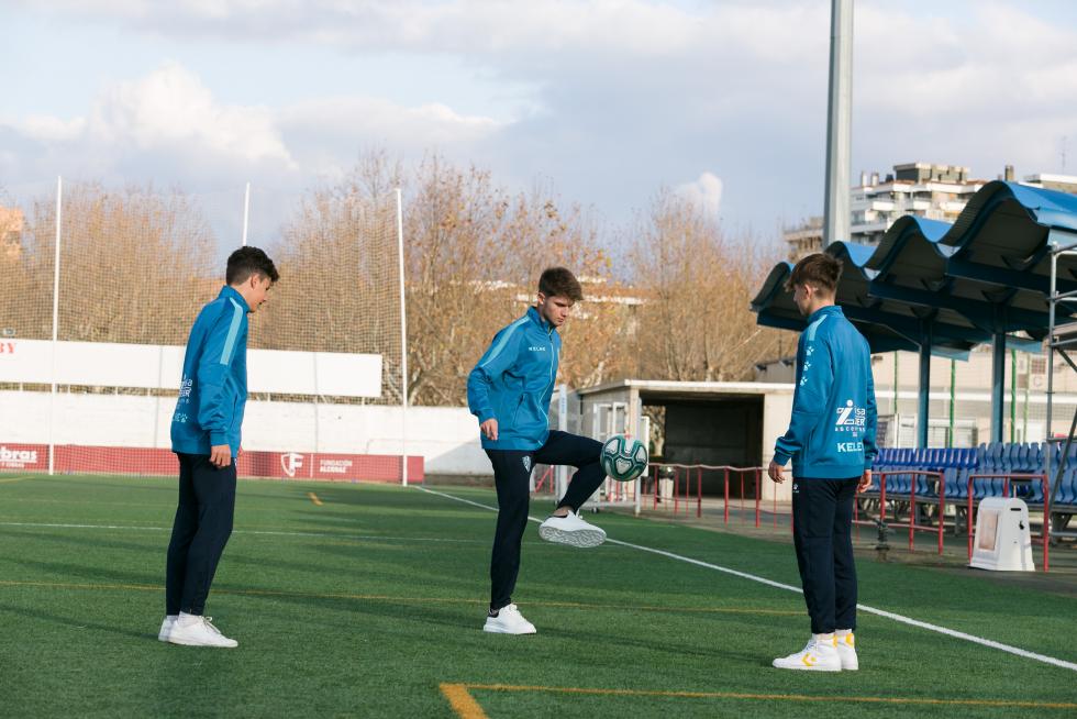 Alamañac, Mairal y Rico dan unos toques al balón.