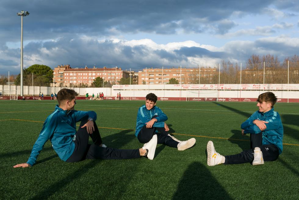 Los tres jugadores conversan tras el entrenamiento.