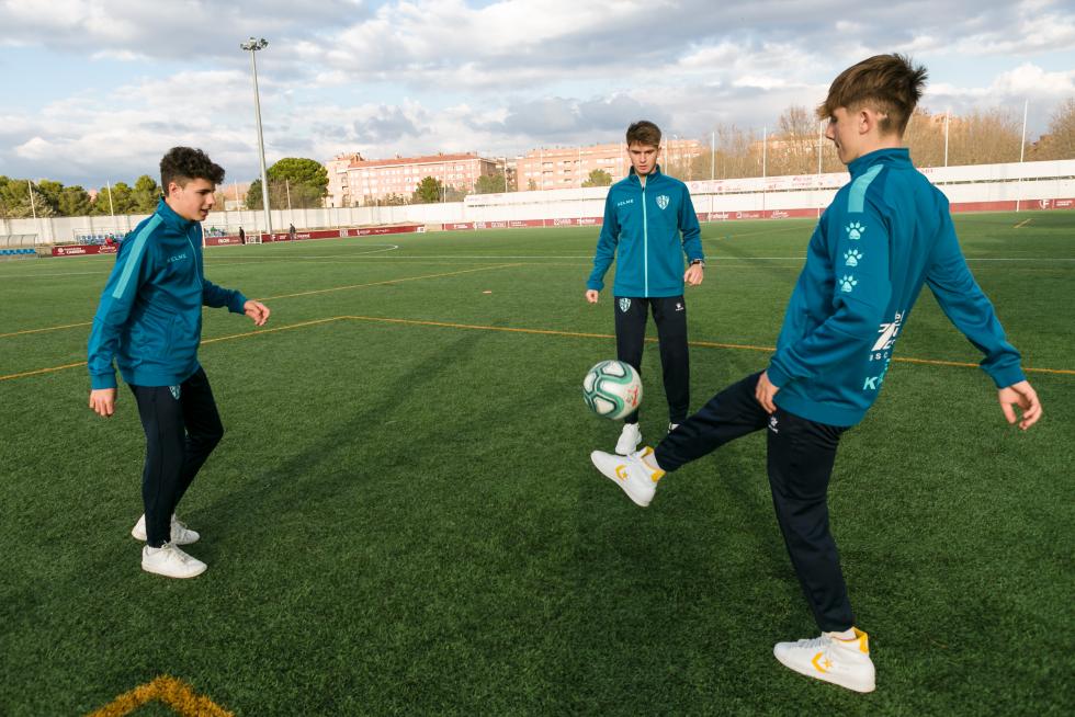 Alamañac, Mairal y Rico dan unos toques al balón en los Campos de San Jorge de la capital oscense.
