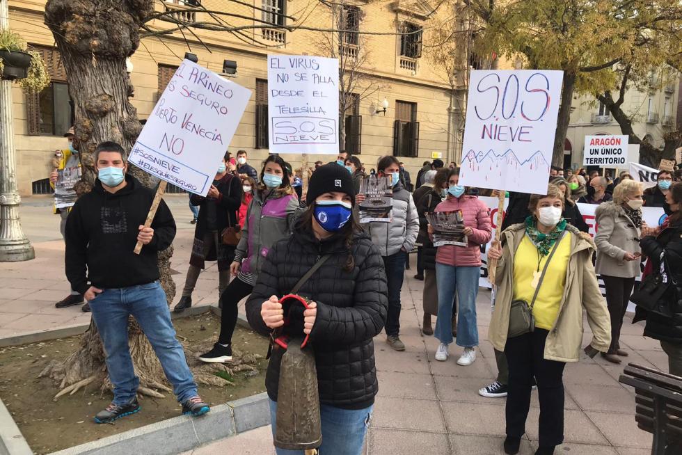 El sector de la nieve se manifiesta por las calles de Huesca y en Cerler para exigir un plan de rescate después de que la prórroga de los confinamientos provinciales hayan retrasado la apertura de casi todas las estaciones del Pirineo aragonés.