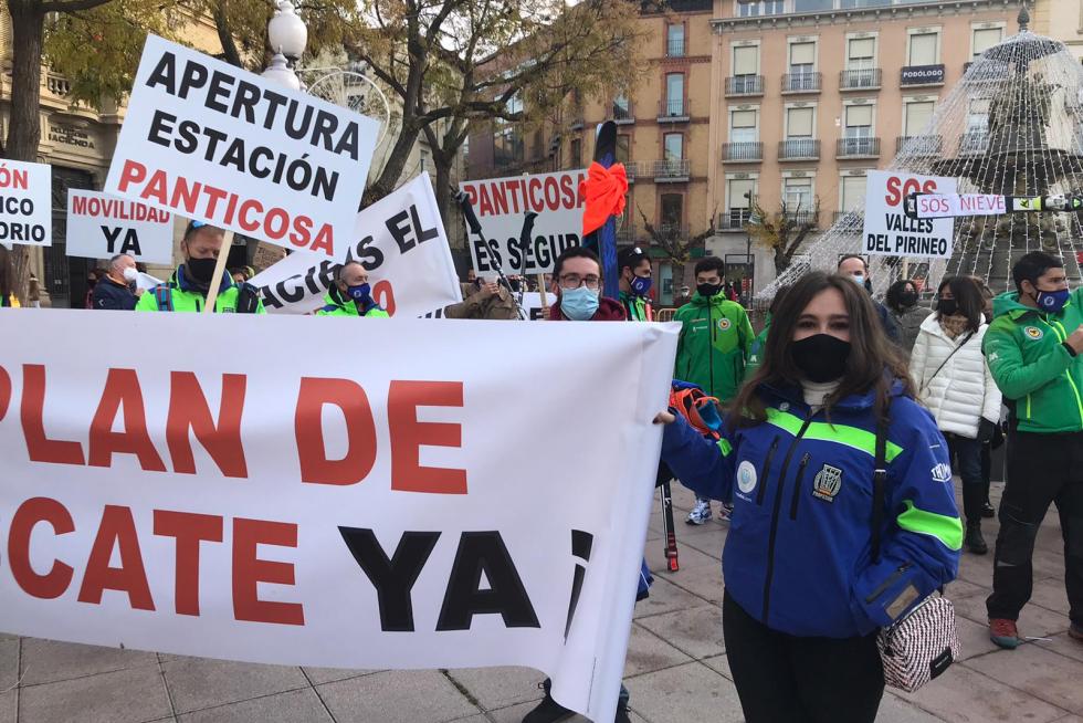 El sector de la nieve se manifiesta por las calles de Huesca y en Cerler para exigir un plan de rescate después de que la prórroga de los confinamientos provinciales hayan retrasado la apertura de casi todas las estaciones del Pirineo aragonés.