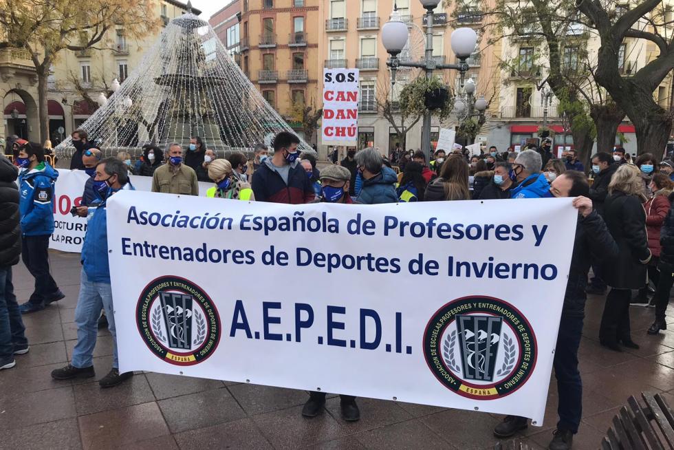 El sector de la nieve se manifiesta por las calles de Huesca y en Cerler para exigir un plan de rescate después de que la prórroga de los confinamientos provinciales hayan retrasado la apertura de casi todas las estaciones del Pirineo aragonés.