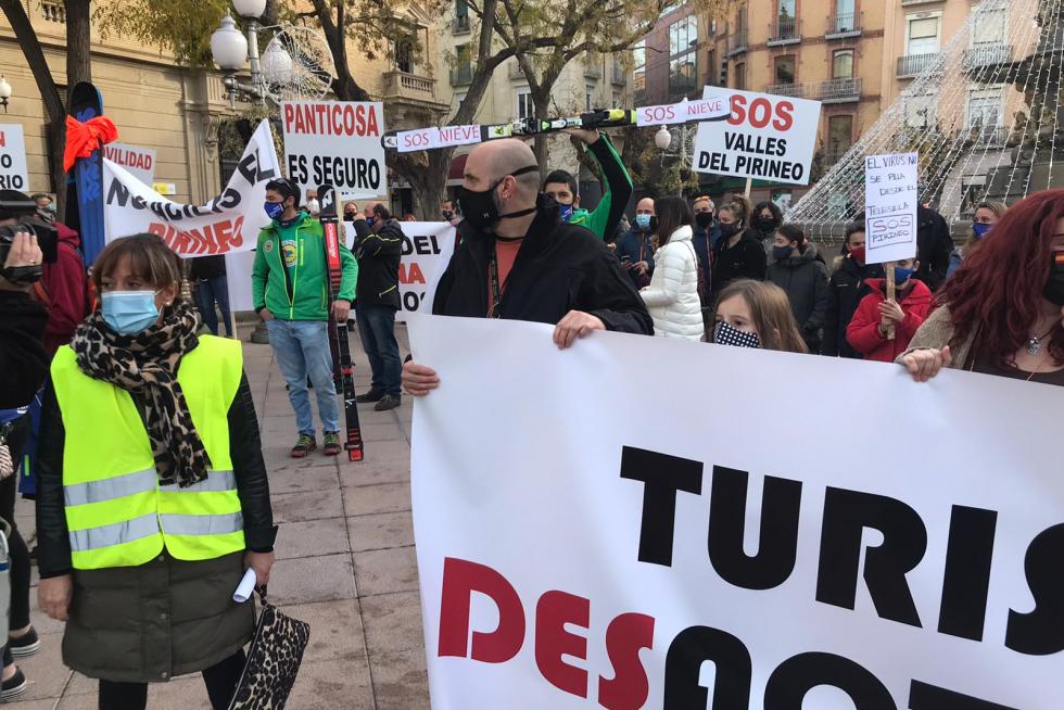 El sector de la nieve se manifiesta por las calles de Huesca y en Cerler para exigir un plan de rescate después de que la prórroga de los confinamientos provinciales hayan retrasado la apertura de casi todas las estaciones del Pirineo aragonés.