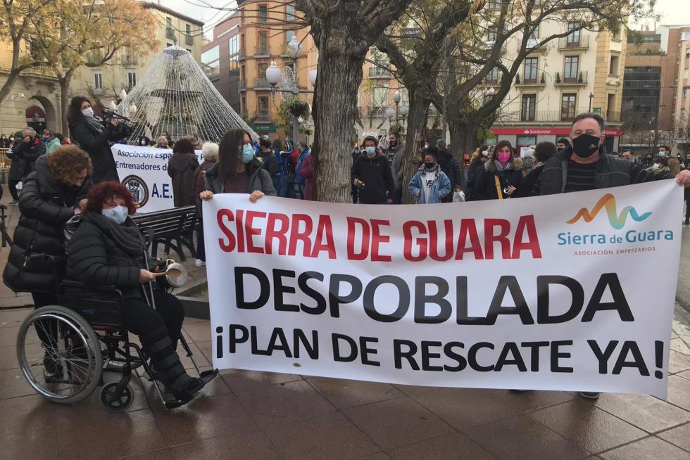 El sector de la nieve se manifiesta por las calles de Huesca y en Cerler para exigir un plan de rescate después de que la prórroga de los confinamientos provinciales hayan retrasado la apertura de casi todas las estaciones del Pirineo aragonés.