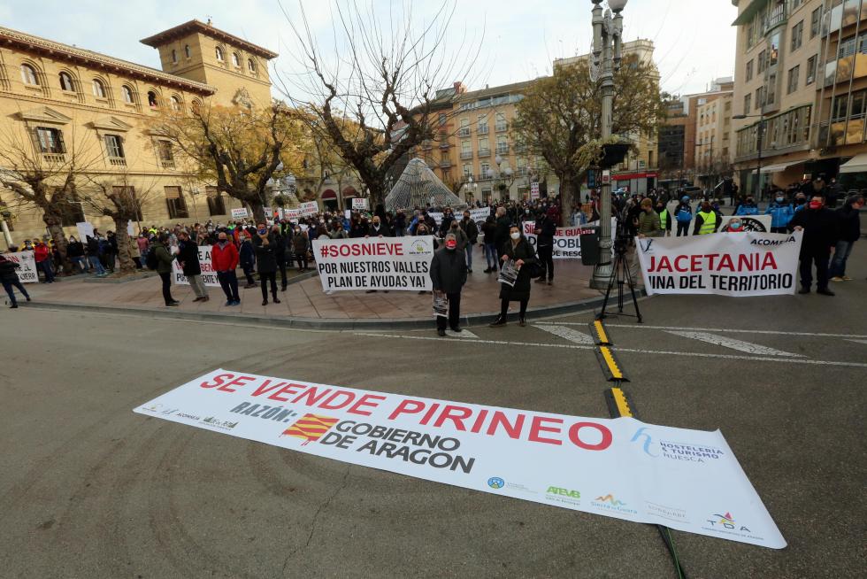 Multitudinaria manifestación en Huesca del sector de la nieve en el Pirineo
