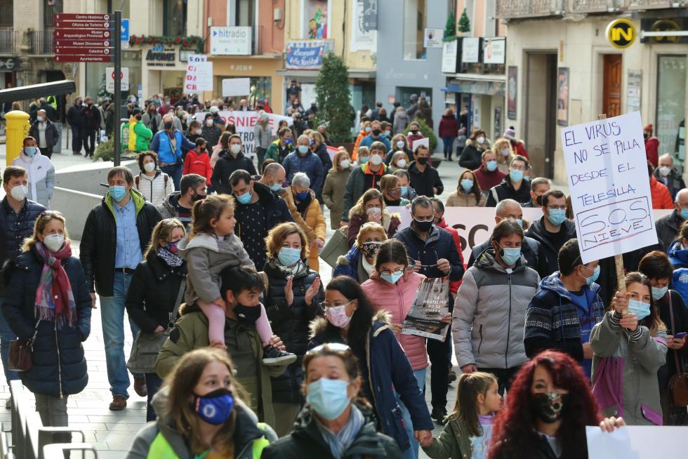Multitudinaria manifestación en Huesca del sector de la nieve en el Pirineo