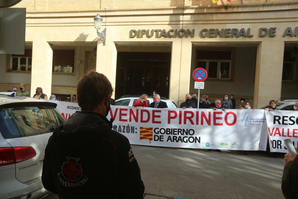 Multitudinaria manifestación en Huesca del sector de la nieve en el Pirineo