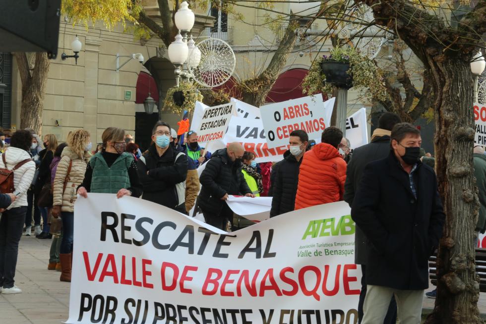Multitudinaria manifestación en Huesca del sector de la nieve en el Pirineo