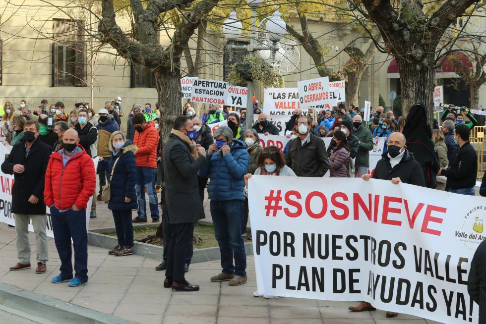 Multitudinaria manifestación en Huesca del sector de la nieve en el Pirineo