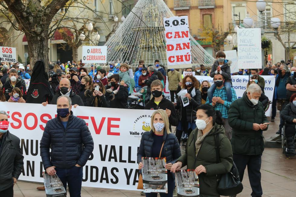 Multitudinaria manifestación en Huesca del sector de la nieve en el Pirineo