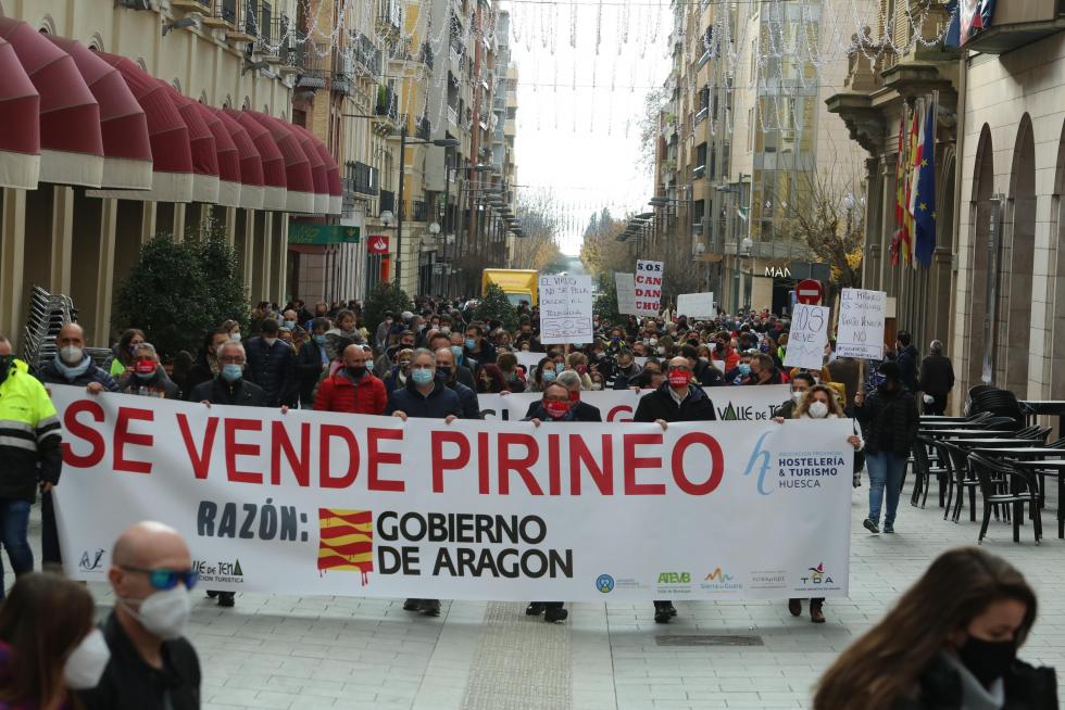 Multitudinaria manifestación en Huesca del sector de la nieve en el Pirineo