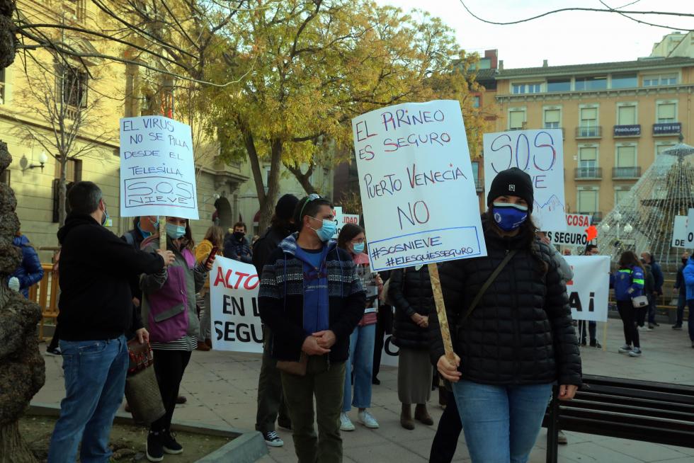 Multitudinaria manifestación en Huesca del sector de la nieve en el Pirineo