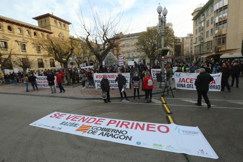 Multitudinaria manifestación en Huesca del sector de la nieve en el Pirineo
