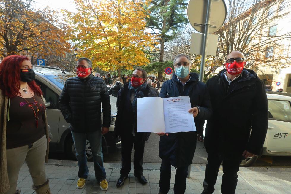 Multitudinaria manifestación en Huesca del sector de la nieve en el Pirineo
