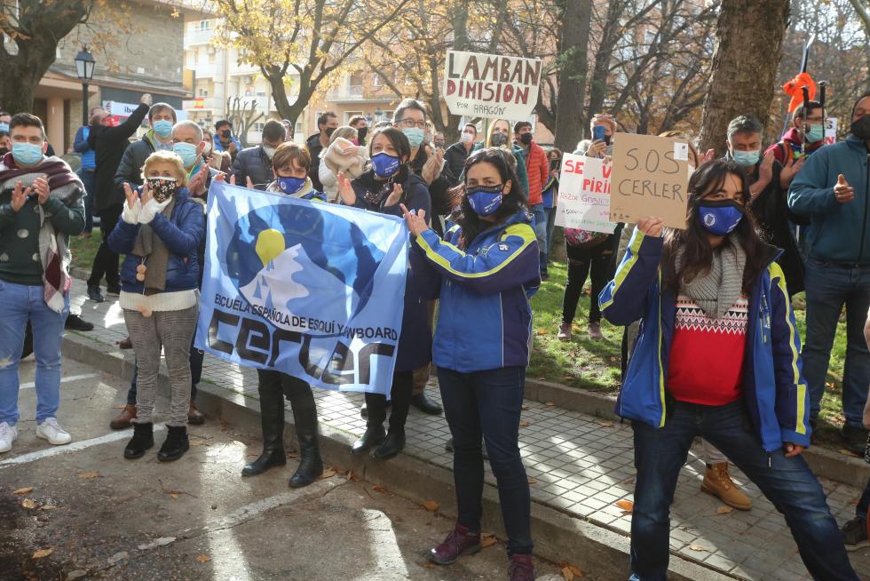 Multitudinaria manifestación en Huesca del sector de la nieve en el Pirineo