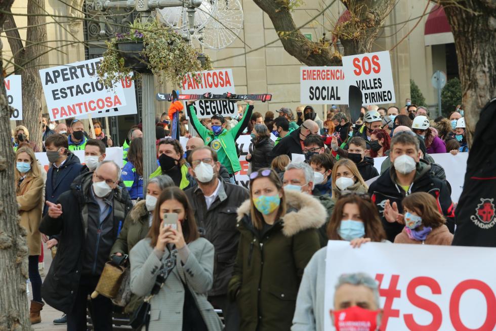 Multitudinaria manifestación en Huesca del sector de la nieve en el Pirineo