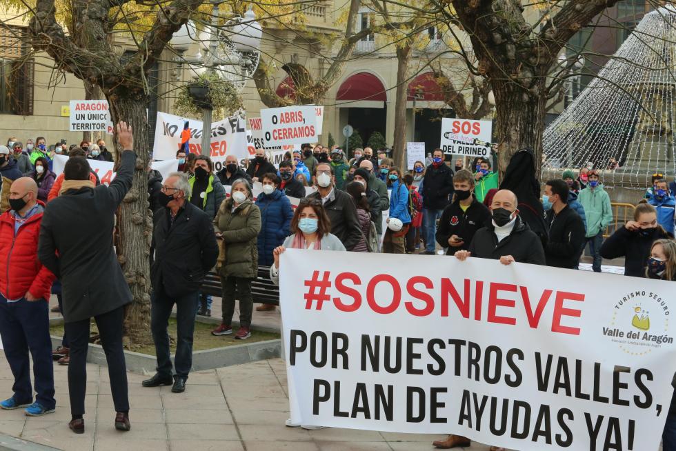 Multitudinaria manifestación en Huesca del sector de la nieve en el Pirineo