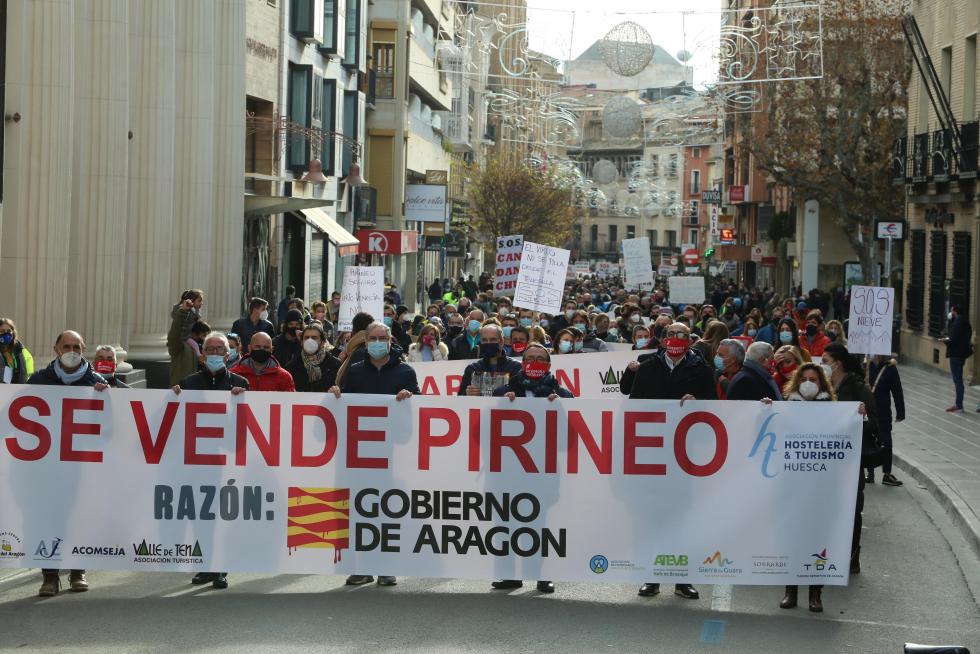 Multitudinaria manifestación en Huesca del sector de la nieve en el Pirineo