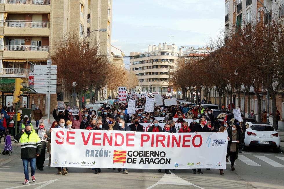 Multitudinaria manifestación en Huesca del sector de la nieve en el Pirineo