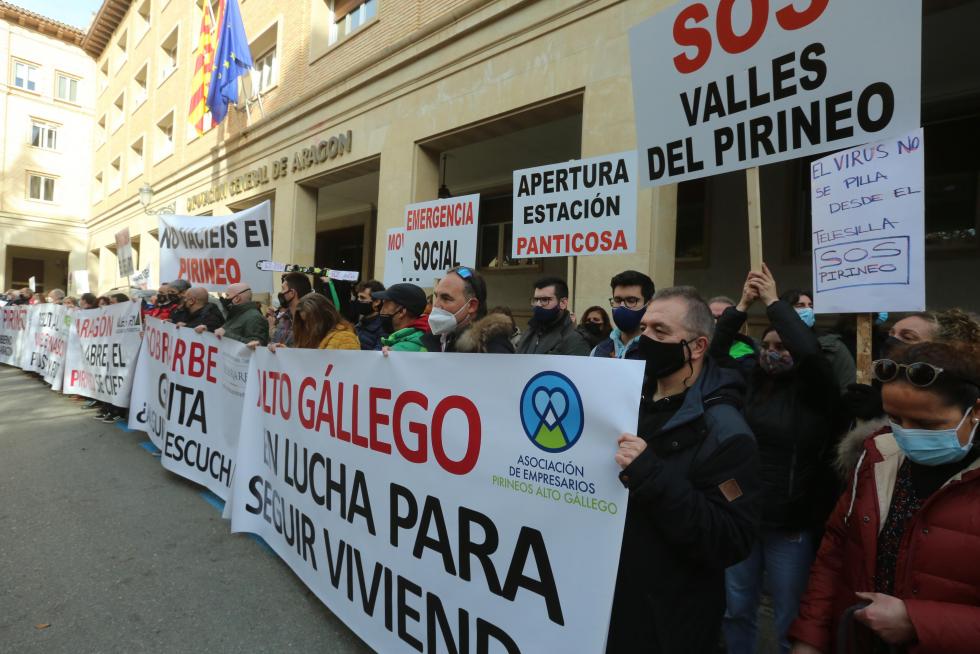 Multitudinaria manifestación en Huesca del sector de la nieve en el Pirineo