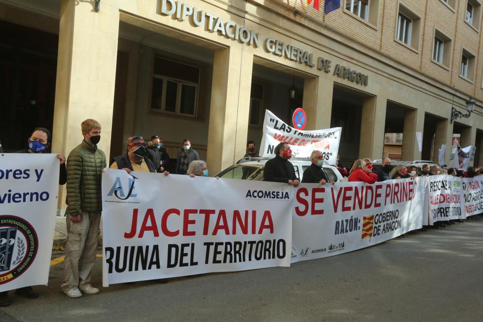 Multitudinaria manifestación en Huesca del sector de la nieve en el Pirineo