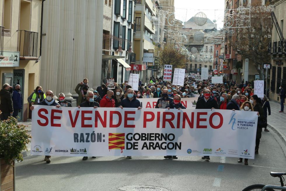 Multitudinaria manifestación en Huesca del sector de la nieve en el Pirineo