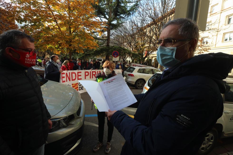 Multitudinaria manifestación en Huesca del sector de la nieve en el Pirineo
