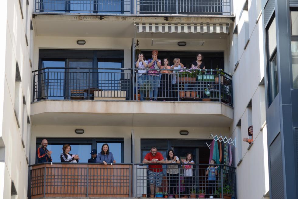 Aplausos a los sanitarios desde los balcones por el coronavirus en Teruel (10/05/2020)