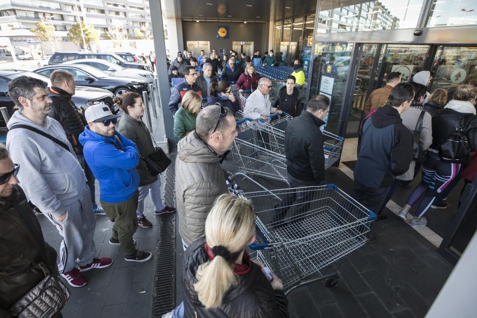 Colas en el Lidl en el primer día del estado de alarma en Zaragoza (14/03/2020)