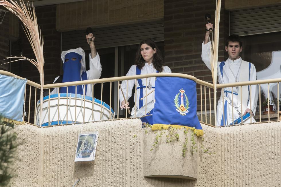 Coronavirus: ambiente Domingo de Ramos, cofrades en el balcón de su casa en Vía Hispanidad de Zaragoza (05/04/2020)