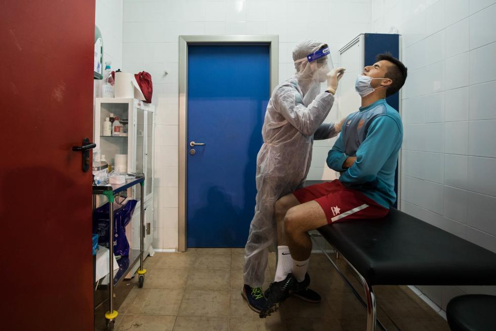 Coronavirus: ambiente Domingo de Ramos, cofrades en el balcón de su casa en Vía Hispanidad de Zaragoza (05/04/2020)