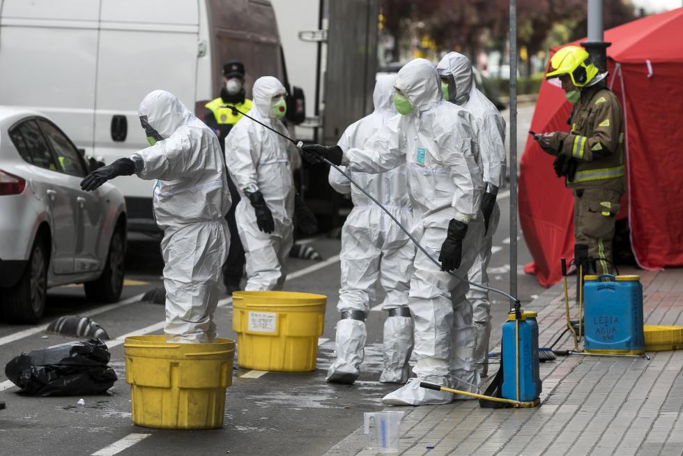 Despliegue de bomberos en Tenor Fleta 56 ante un aviso de posible infectado de coronavirus que tras la prueba dio negativo