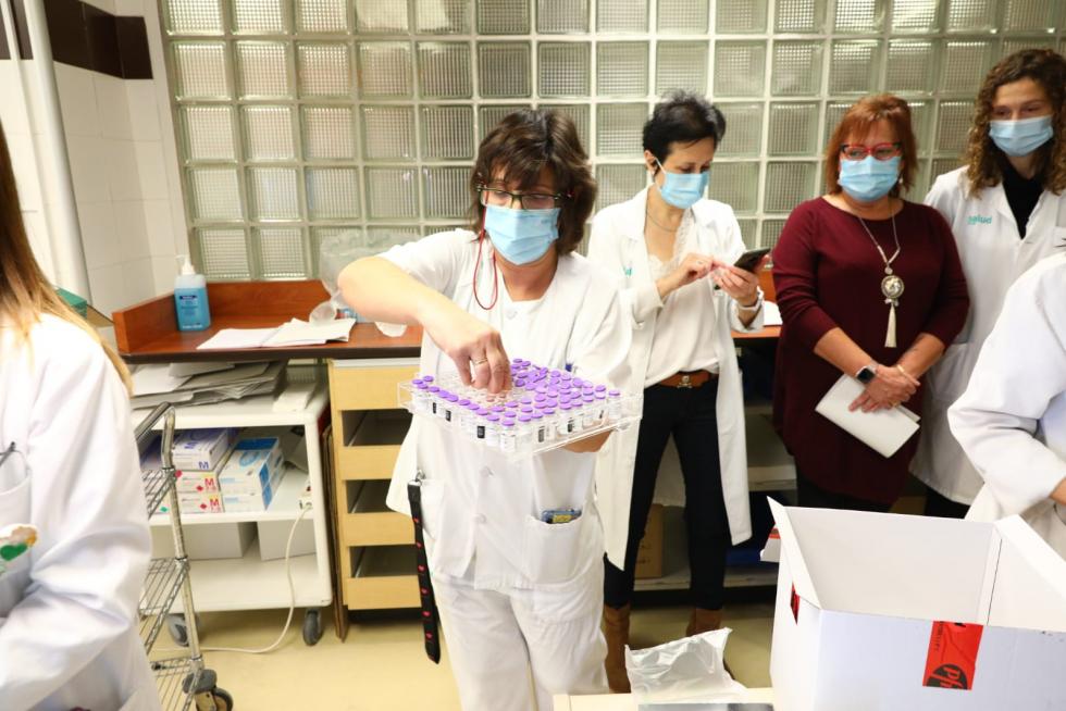 El Hospital Clínico de Zaragoza recibe las primeras vacunas de la covid-19 en Aragón