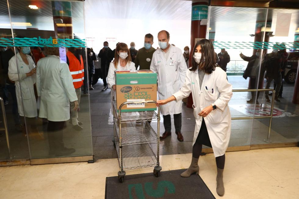 El Hospital Clínico de Zaragoza recibe las primeras vacunas de la covid-19 en Aragón