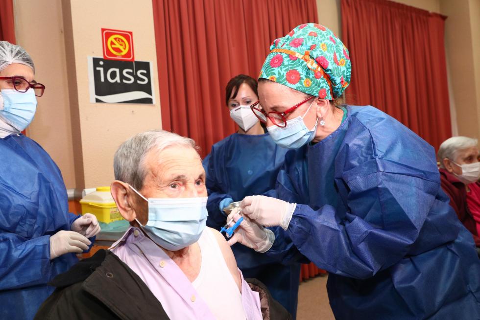 Manuel Cebolla, segundo vacunado en la residencia Romareda de Zaragoza