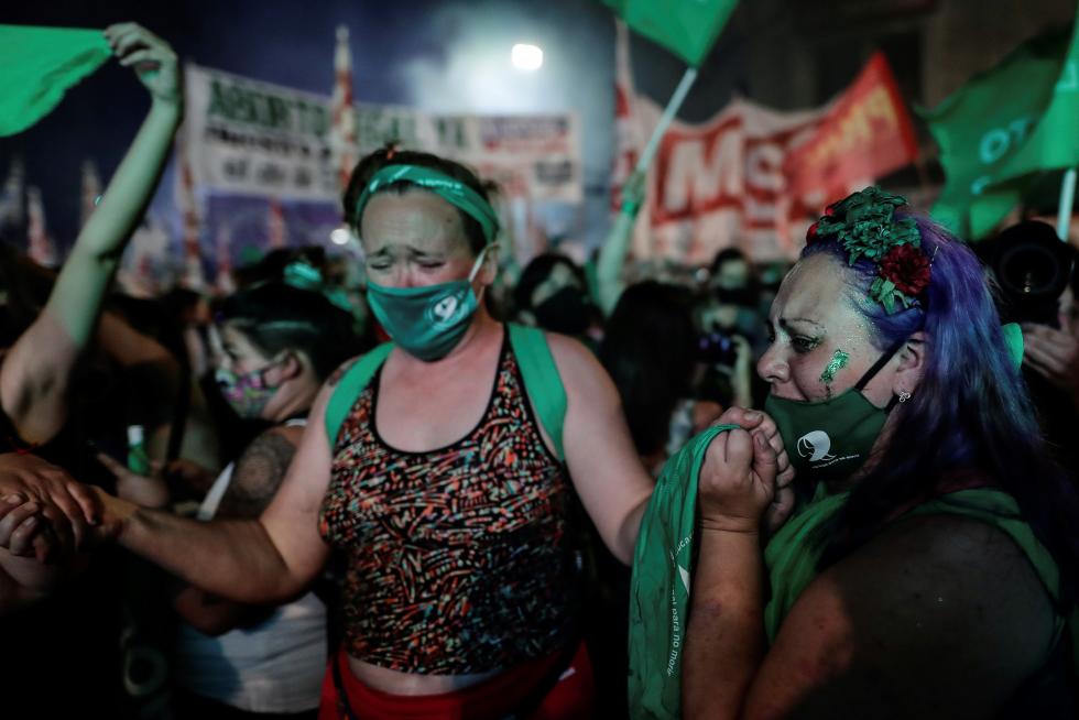Las calles argentinas palpitan ante la reñida votación por el aborto legal