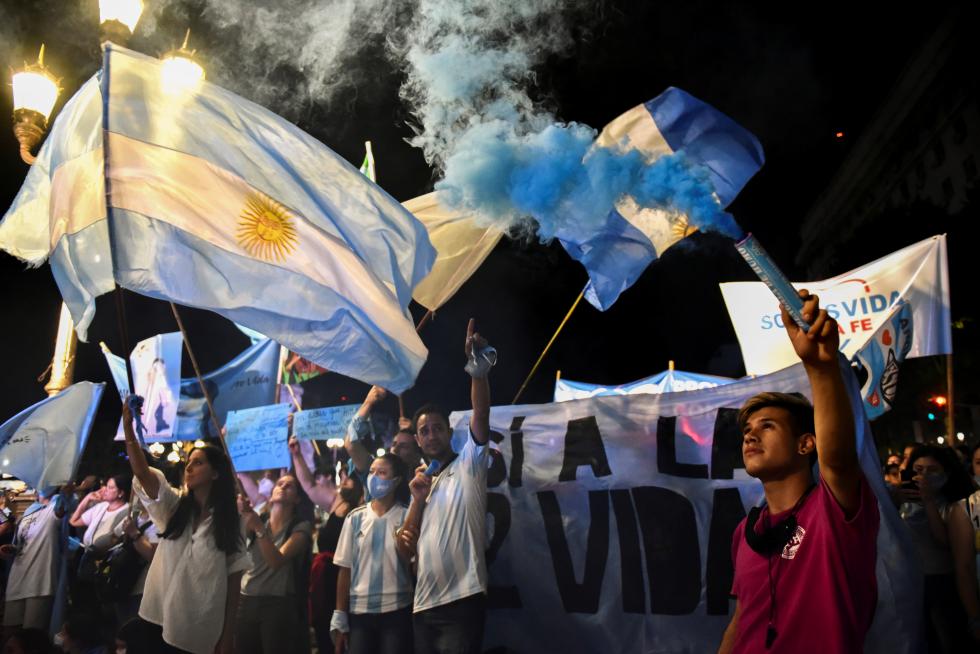 Protests as senate debates abortion bill in Buenos Aires