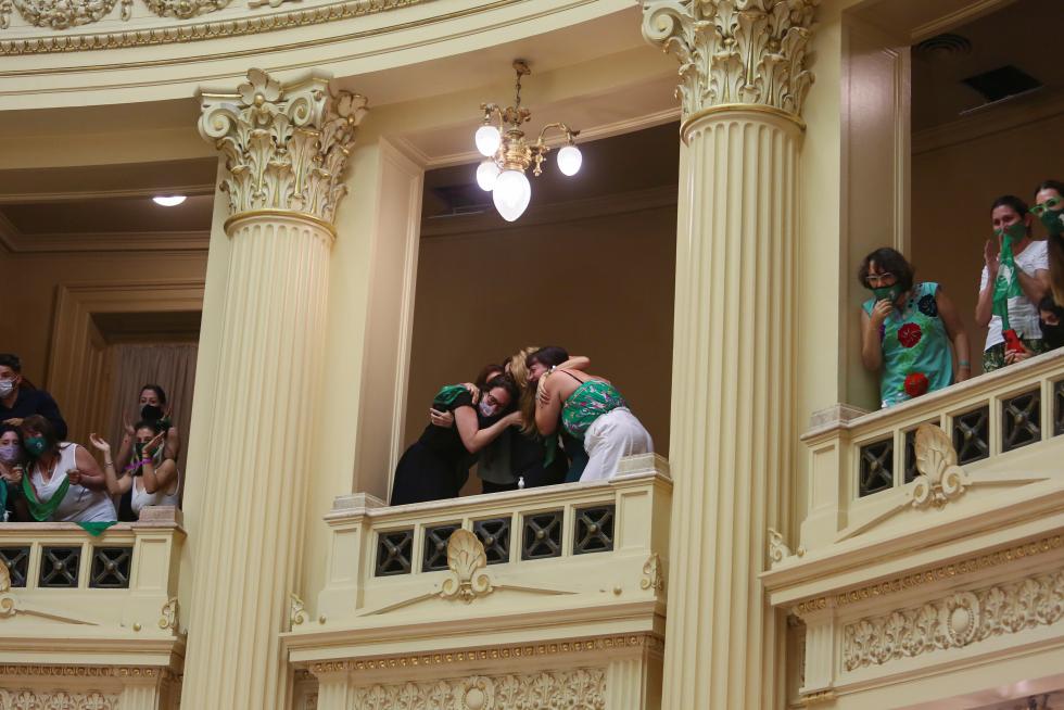 Protests as senate debates abortion bill in Buenos Aires
