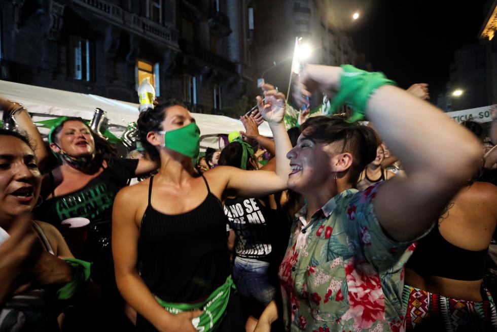 Protests as senate debates abortion bill in Buenos Aires