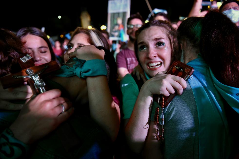 Protests as senate debates abortion bill in Buenos Aires