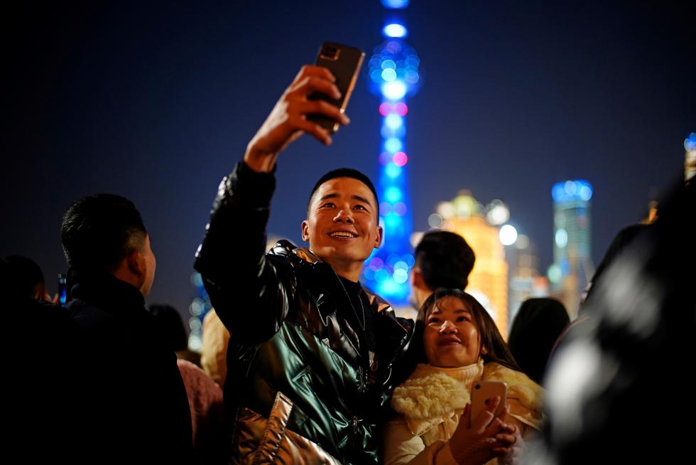 Dos jóvenes se sacan un selfi durante la Nochevieja en Shanghái, China.