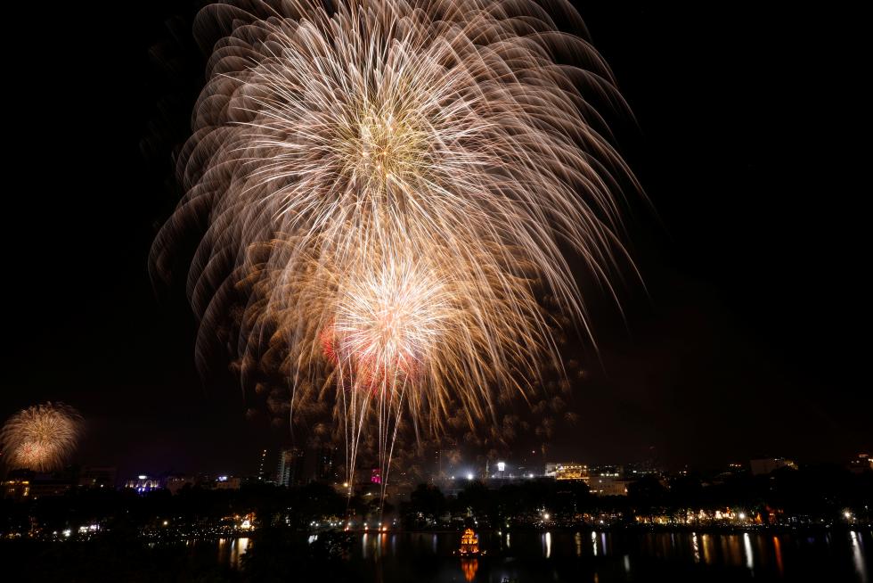 Fuegos artificiales en el lago Hoan Kiem, en Hanoi, Vietnam
